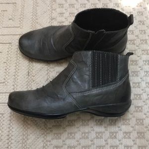 EUC Aetrex booties